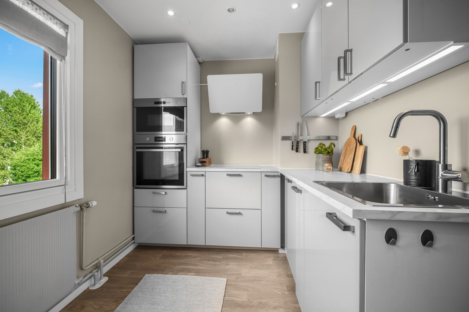 Videre er det også montert lys under overskap og en lekker benkeplate Galleribilde