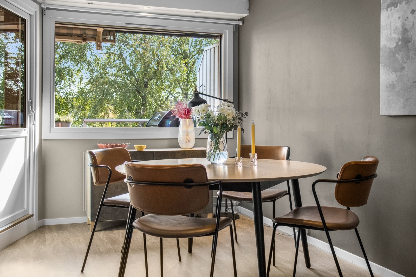 Det er store vindusflater i stuen som tilføyer godt med naturlig lys. Galleribilde