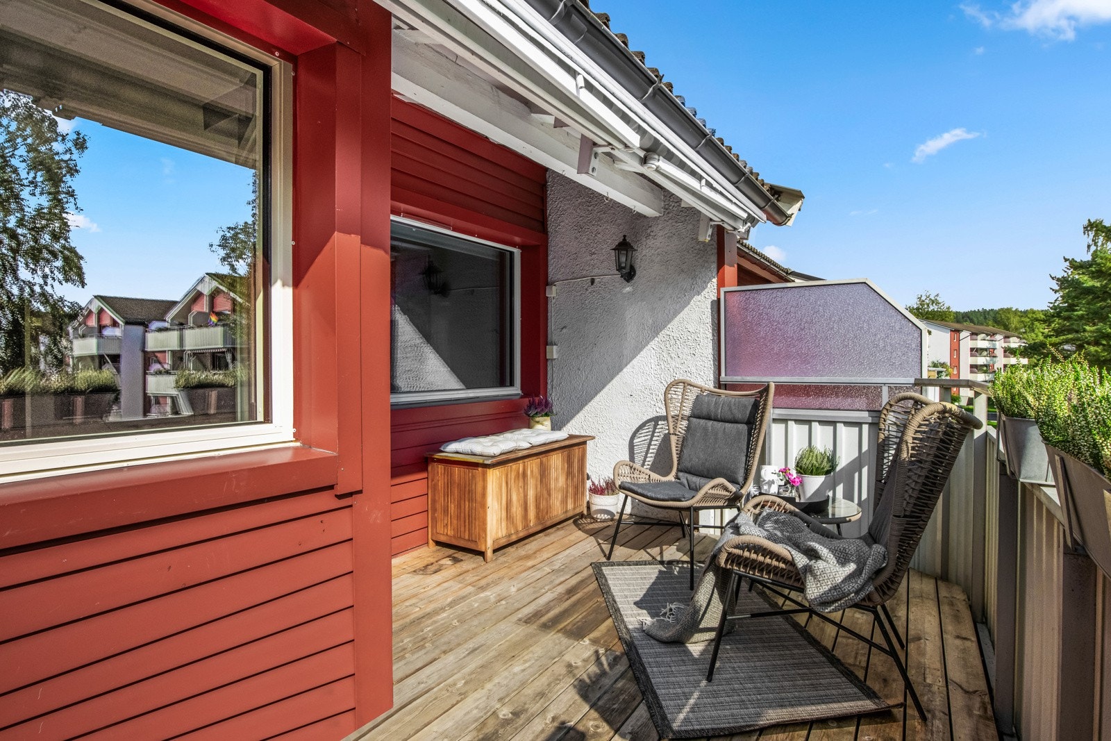 Videre er det montert markise mot solskjerming, utestikk og utelys Galleribilde