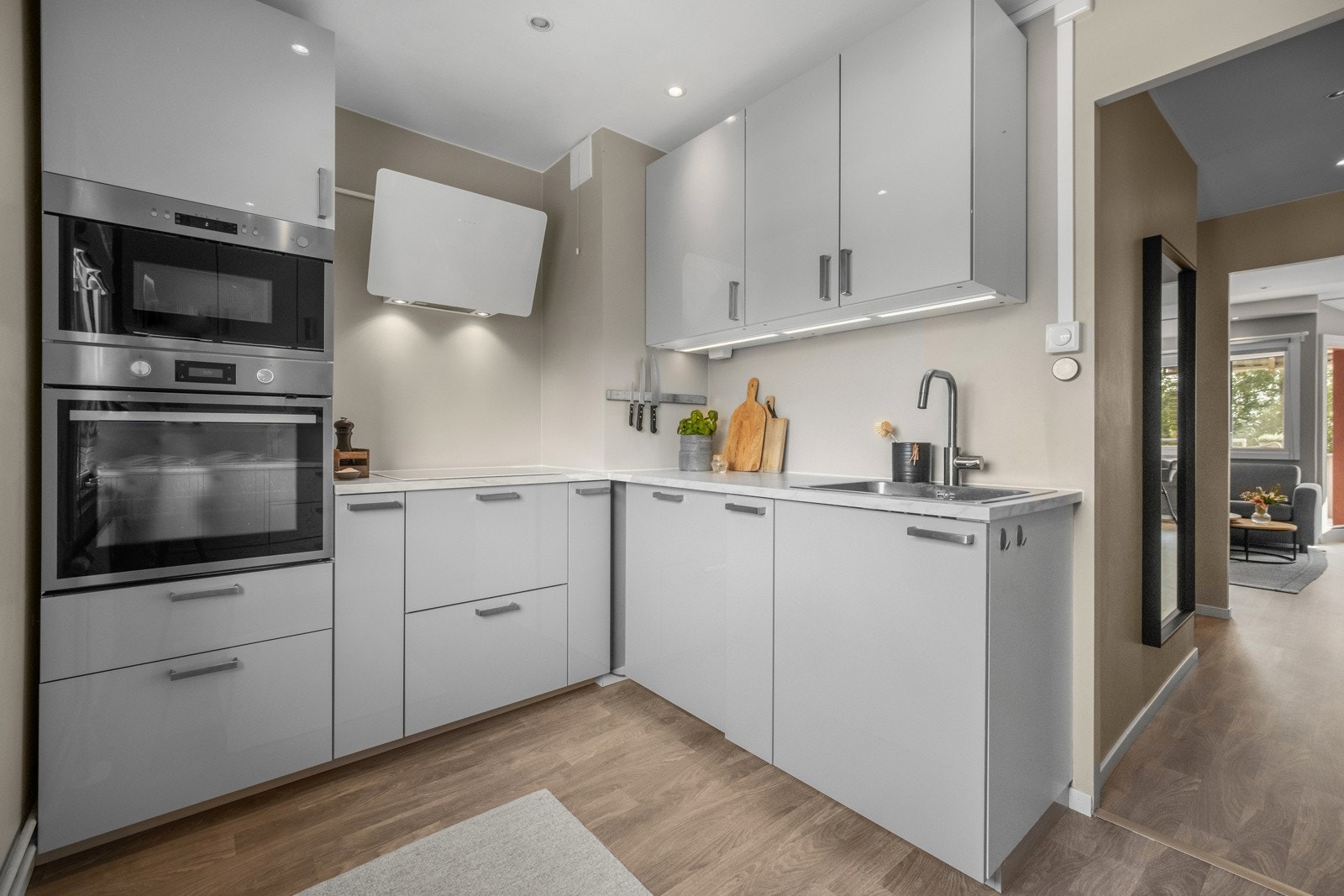 Kjøkkenet fra 2020 er utstyrt med integrerte hvitevarer som stekeovn, mikrobølgeovn, oppvaskmaskin, induksjonsplatetopp og kjøle/fryseskap. Galleribilde