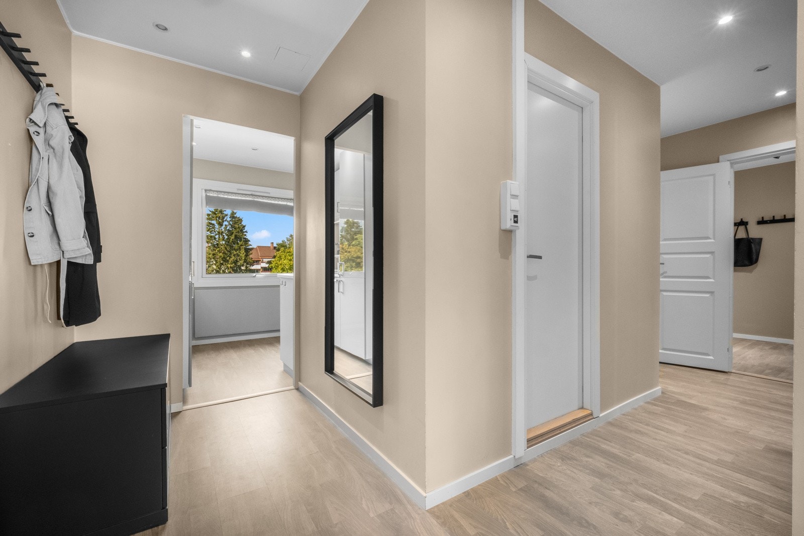 Det er adkomst til alle boligens rom fra entréen Galleribilde