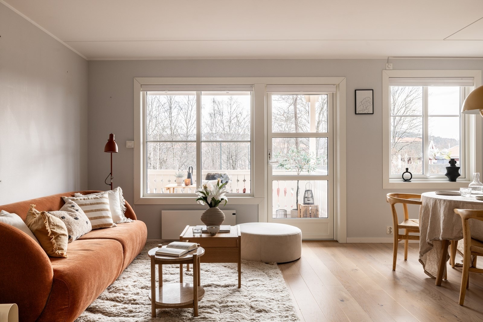 Utrolig lys og hyggelig stue med store vindusflater og adkomst til balkong som gjør rommet ekstra lyst og luftig. Galleribilde