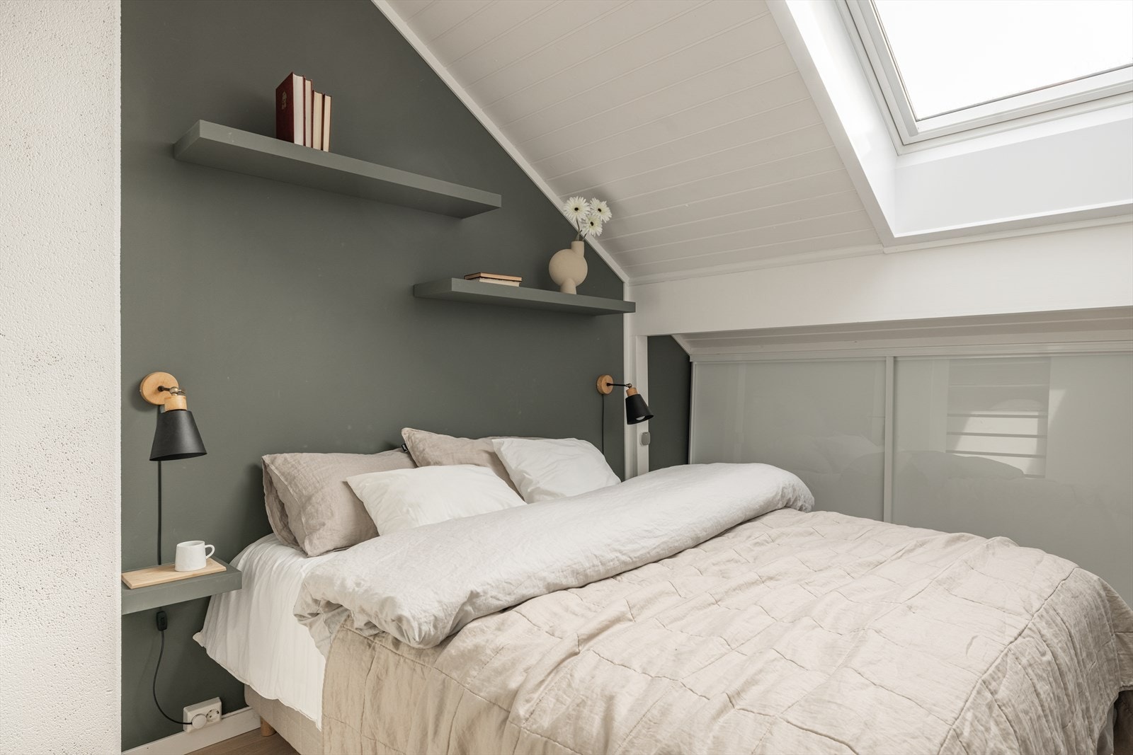 Pent soverom med god plass til dobbeltseng. Vegghengte nattbord og hyller som også fungerer som et dekorativt element. Galleribilde