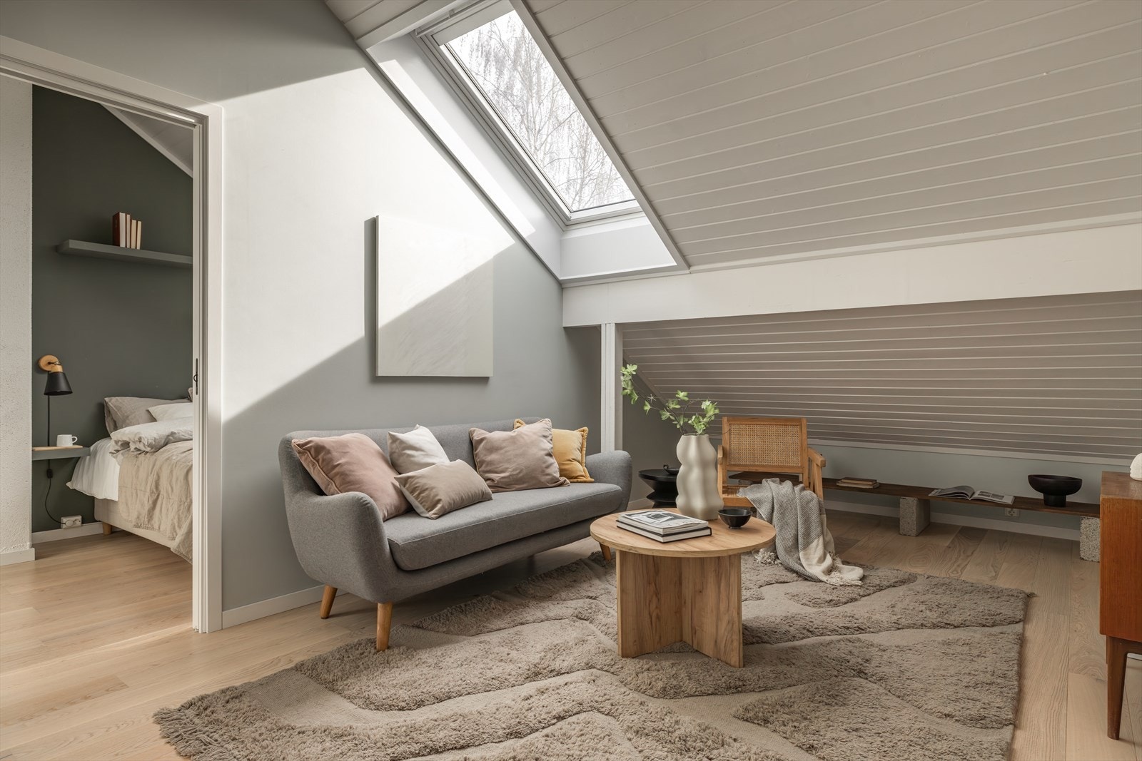 Lys og hyggelig loftsstue med mange innredningsmuligheter - perfekt som en TV-stue, eller leke- og hobbyrom for barna. Galleribilde