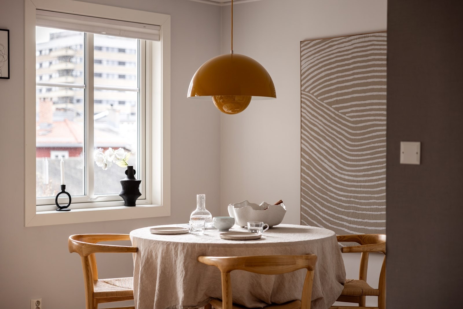 Det er også plass til stort spisebord, med rom for å invitere venner og familie til hyggelige lag! Galleribilde