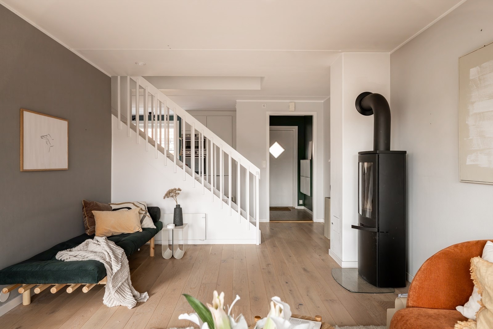 Peisovnen er plassert sentralt i rommet, og gir lun og god varme. Galleribilde