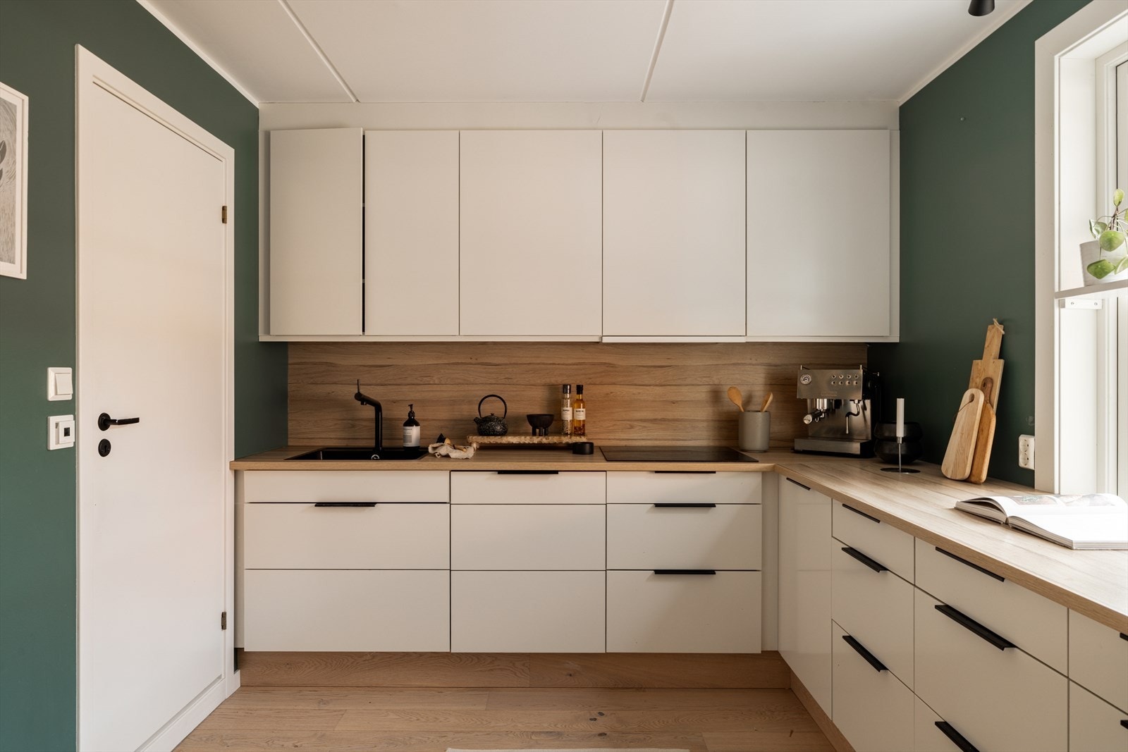 Kjøkkenet ble oppgradert i 2019 med nye overskap og nye fronter (fra HTH), samt ny benkeplate, oppvaskkum og kjøkkenarmaturer. Galleribilde