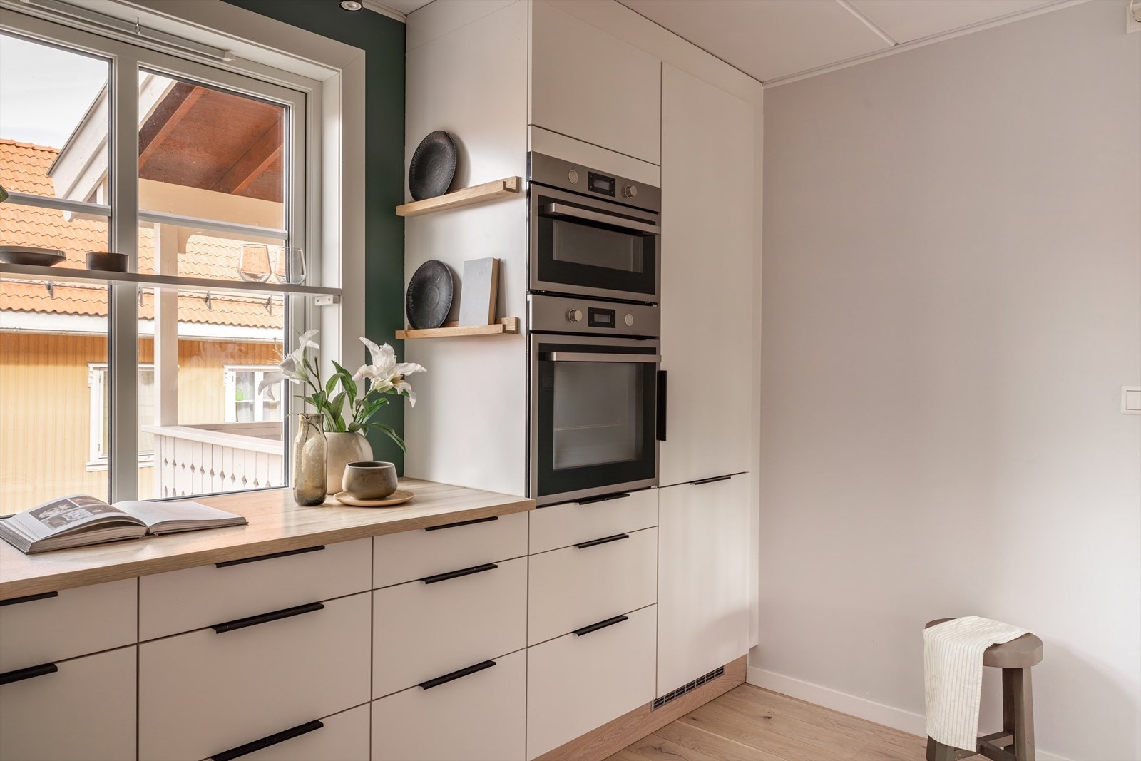 Kjøkkenet er utstyrt med integrerte hvitevarer; nedsenket induksjonstopp, skapmontert ventilator fra Villavent med belysning og mekanisk ventilasjon, stekeovn, mikrobølgeovn, oppvaskmaskin, samt kjøleskap med frysedel fra Electrolux. Galleribilde