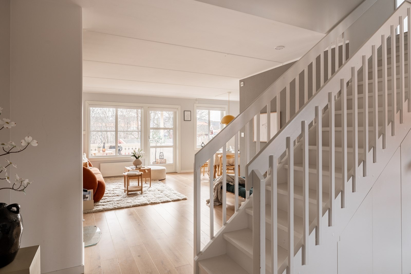 Delvis åpen løsning mot kjøkkenet som ligger i andre enden av rommet. Galleribilde