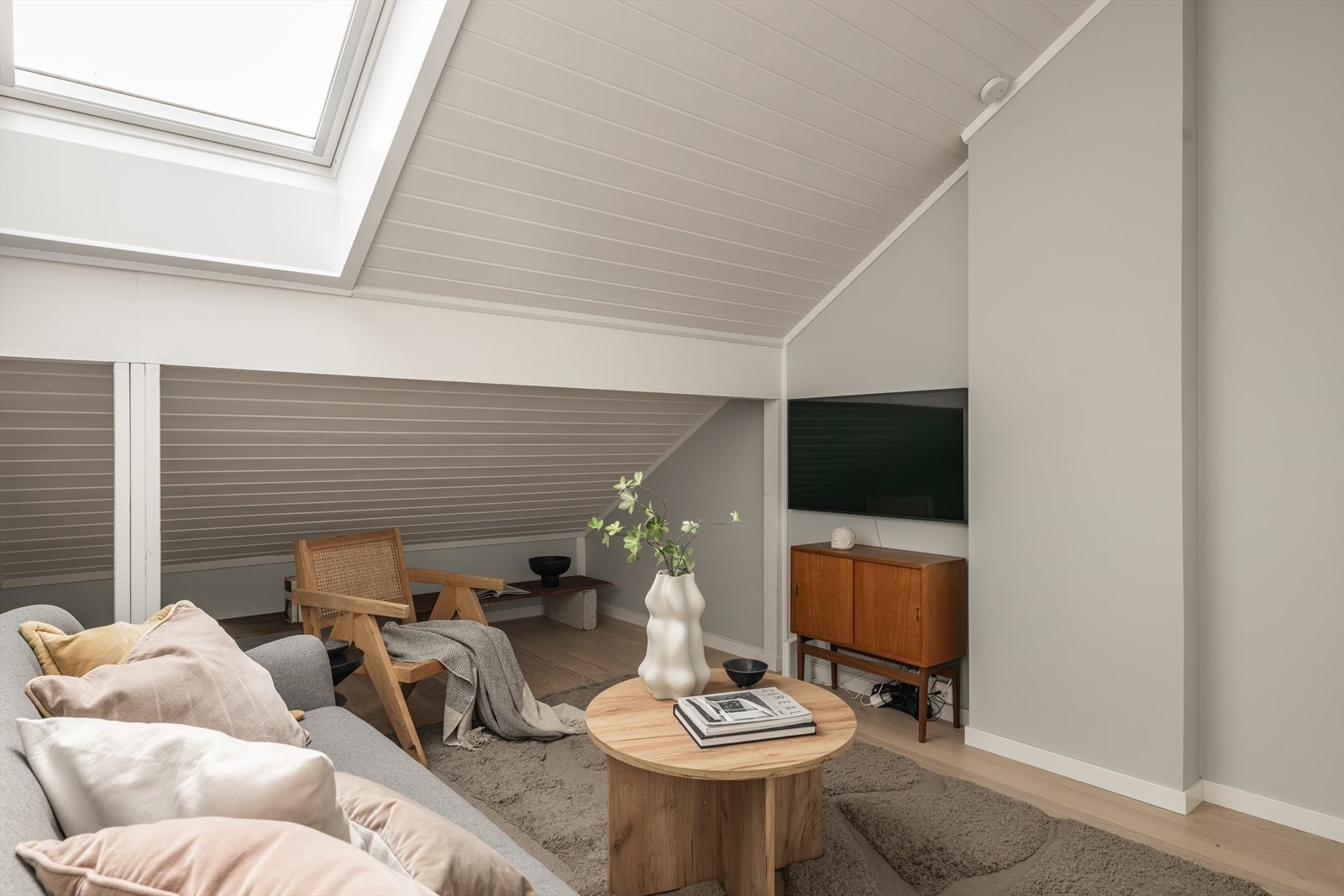 Her er det fin plass til sofa og TV, samt hyller, eller annet ønsket møblement. Galleribilde