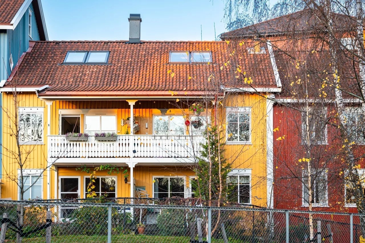 Fasade bakside, om våren. Galleribilde