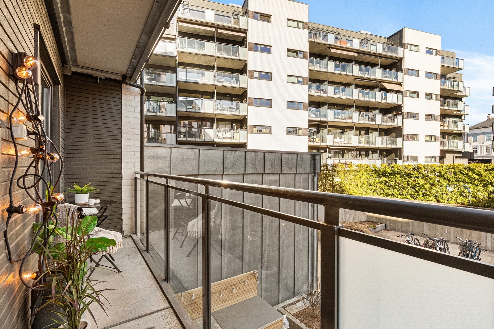 Fra kjøkkenet har man tilgang til østvendt balkong med fin utsikt over gårdsrommet og gode solforhold fra morgen og utover formiddagen. Galleribilde