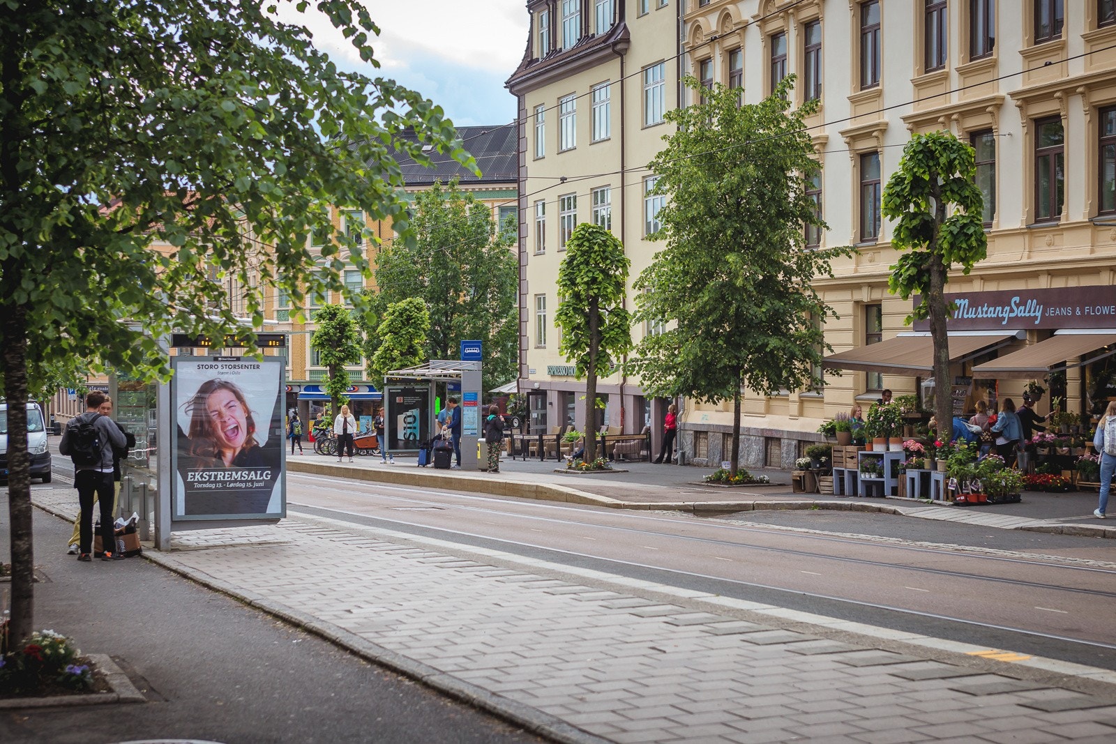 Rett utenfor døren finner du et eldorado av service- og kolletivtilbud! Galleribilde