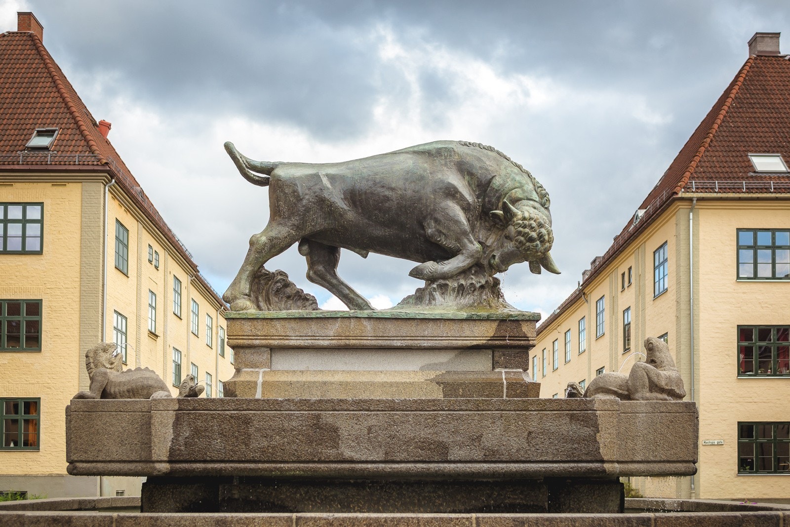 Den ikoniske oksen på Hegermannsplass er et landemerke på Torshov Galleribilde