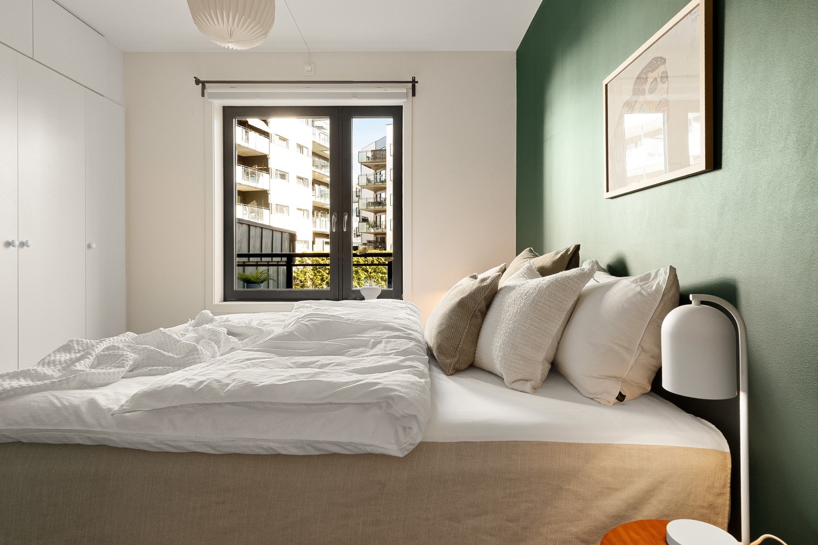 Romslig hovedsoverom med god plass til stor dobbeltseng, nattbord og annet ønskelig møblement. Galleribilde