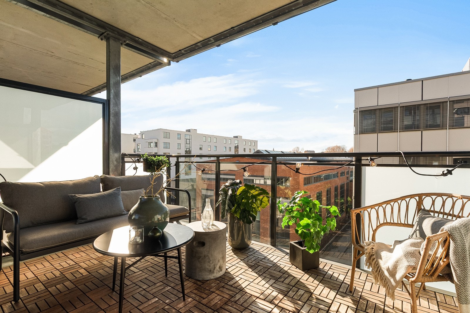 Leiligheten har svært god intern beliggenhet i byggets 2. etasje med gjennomgående planløsning, romslige rom og store vindusflater som gir rikelig med naturlig lys. Galleribilde