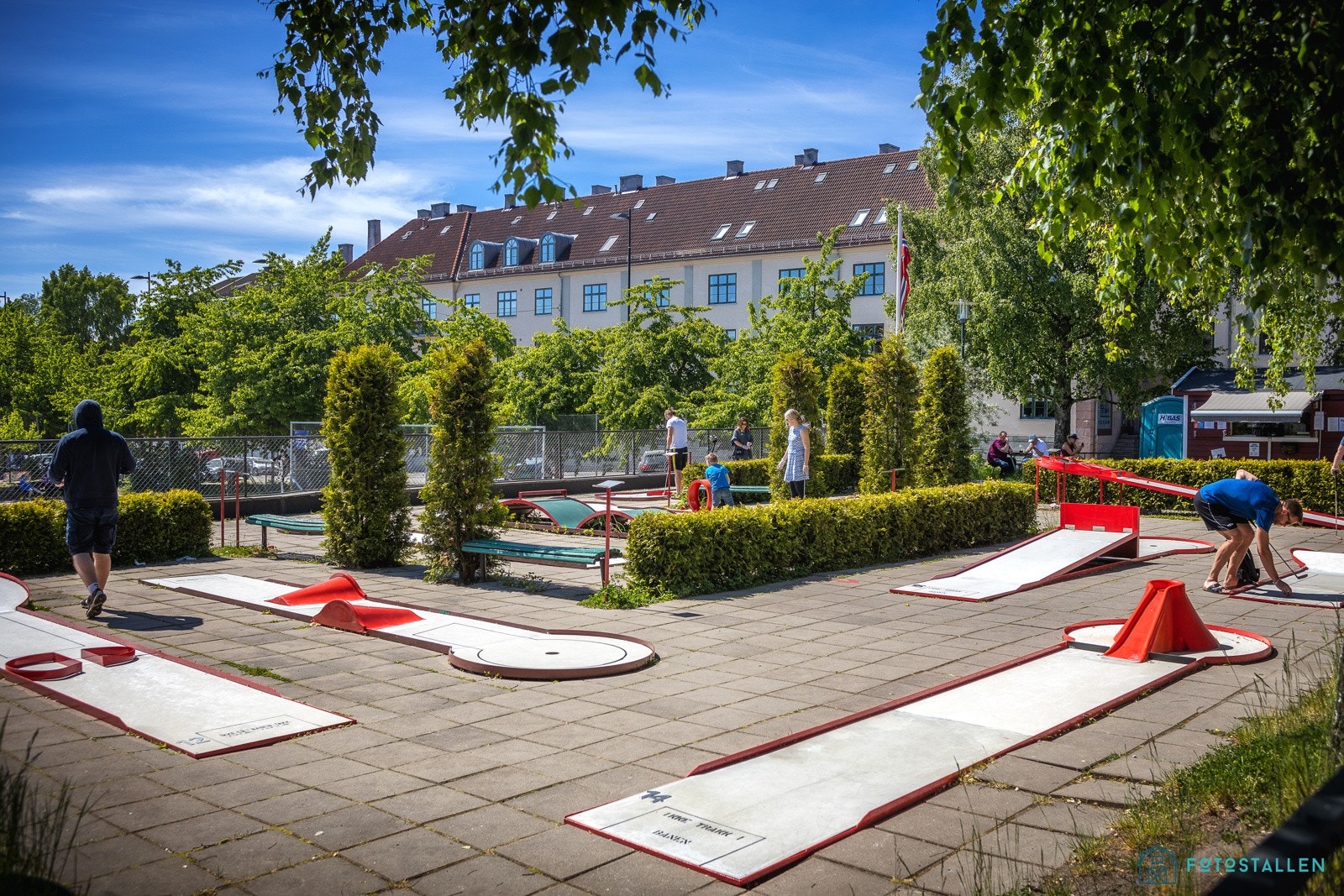 Spillplassen på Torshov har minigolf, volleyball, basketball, fotball og utendørs treningsapparater. Galleribilde