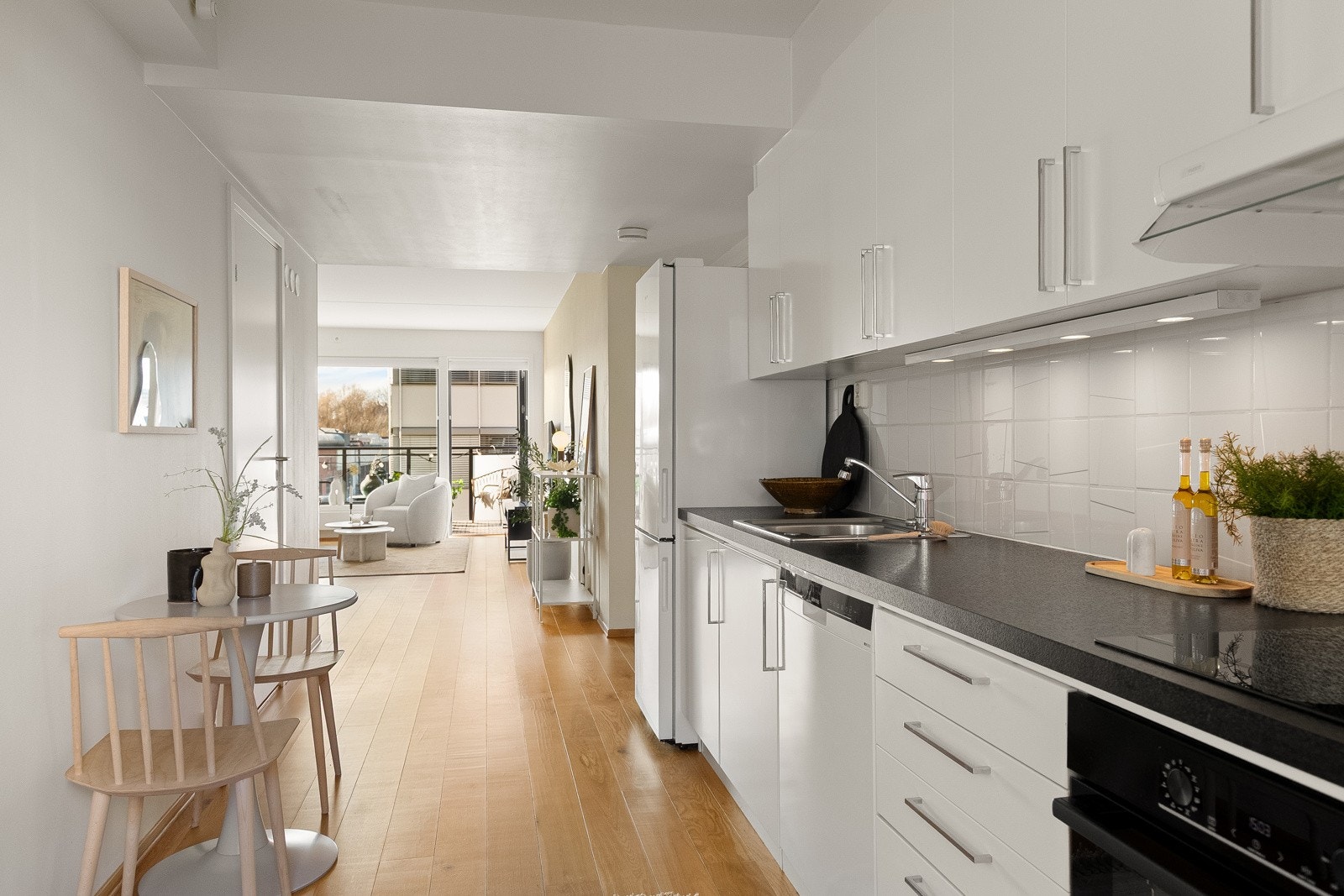 Kjøkkenet har plass til spisebord og er innredet med en stilren og takhøy kjøkkeninnredning fra kvalitetsleverandøren Drømmekjøkkenet. Galleribilde