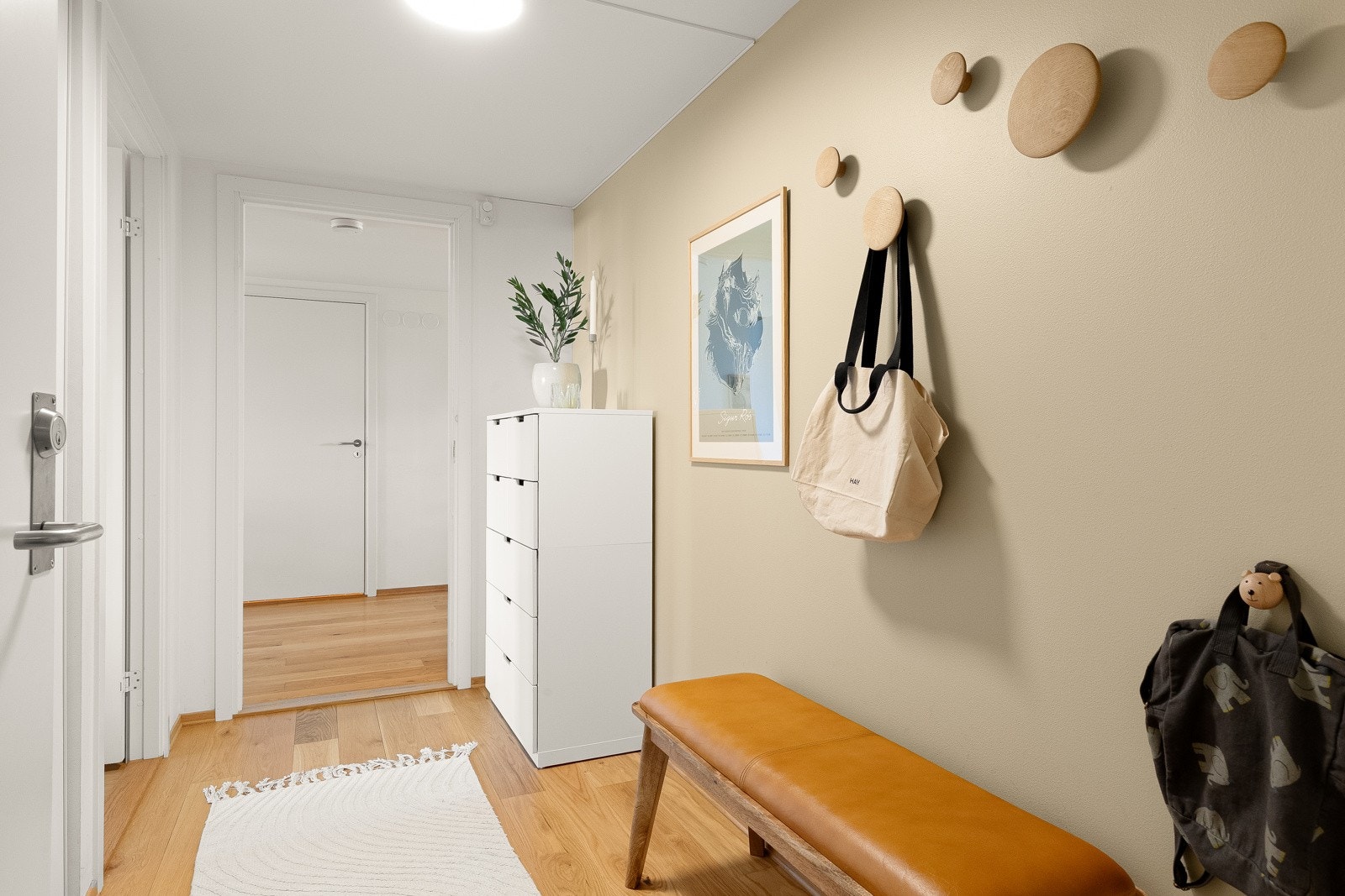 Praktisk entré/gang med god plass til oppheng av yttertøy og plassering av sko, samt annet ønskelig møblement. Galleribilde