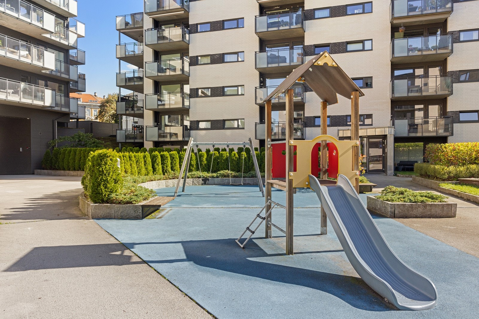 Gårdsrommet er bilfritt og skjermet fra omgivelsene. Her trives både store og små! Galleribilde