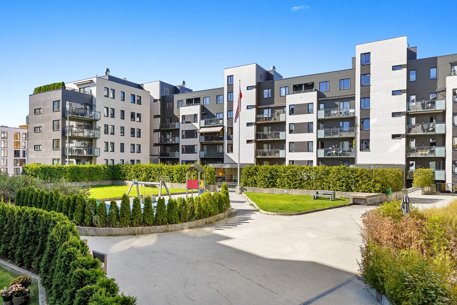 Sameiet har et fantastisk, parkmessig opparbeidet gårdsrom til bruk for sameiets beboere. Galleribilde