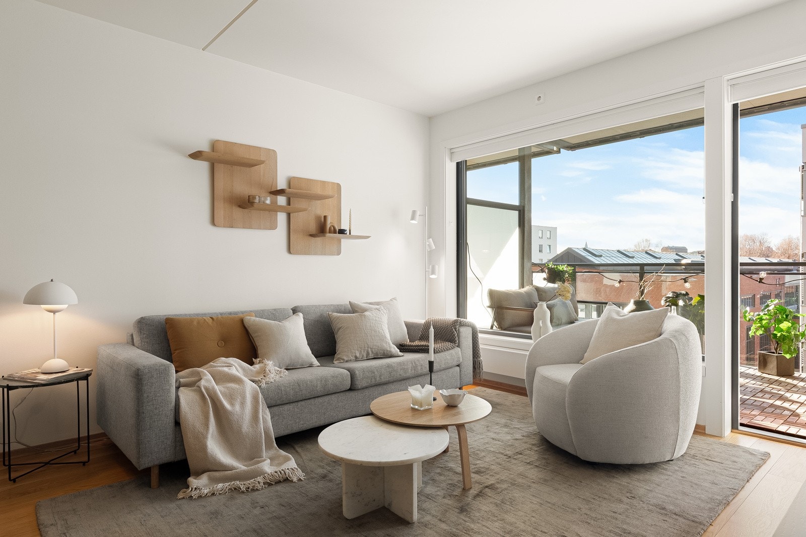 Fra stuen kan du tre ut på vestvendt balkong på hele 9,2 m² hvor du kan nyte ettermiddags- og kveldssol på sommerstid. Galleribilde