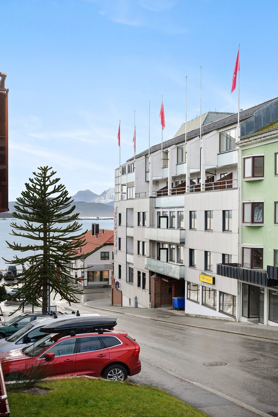 Fjord- og fjellgløtt fra balkong Galleribilde