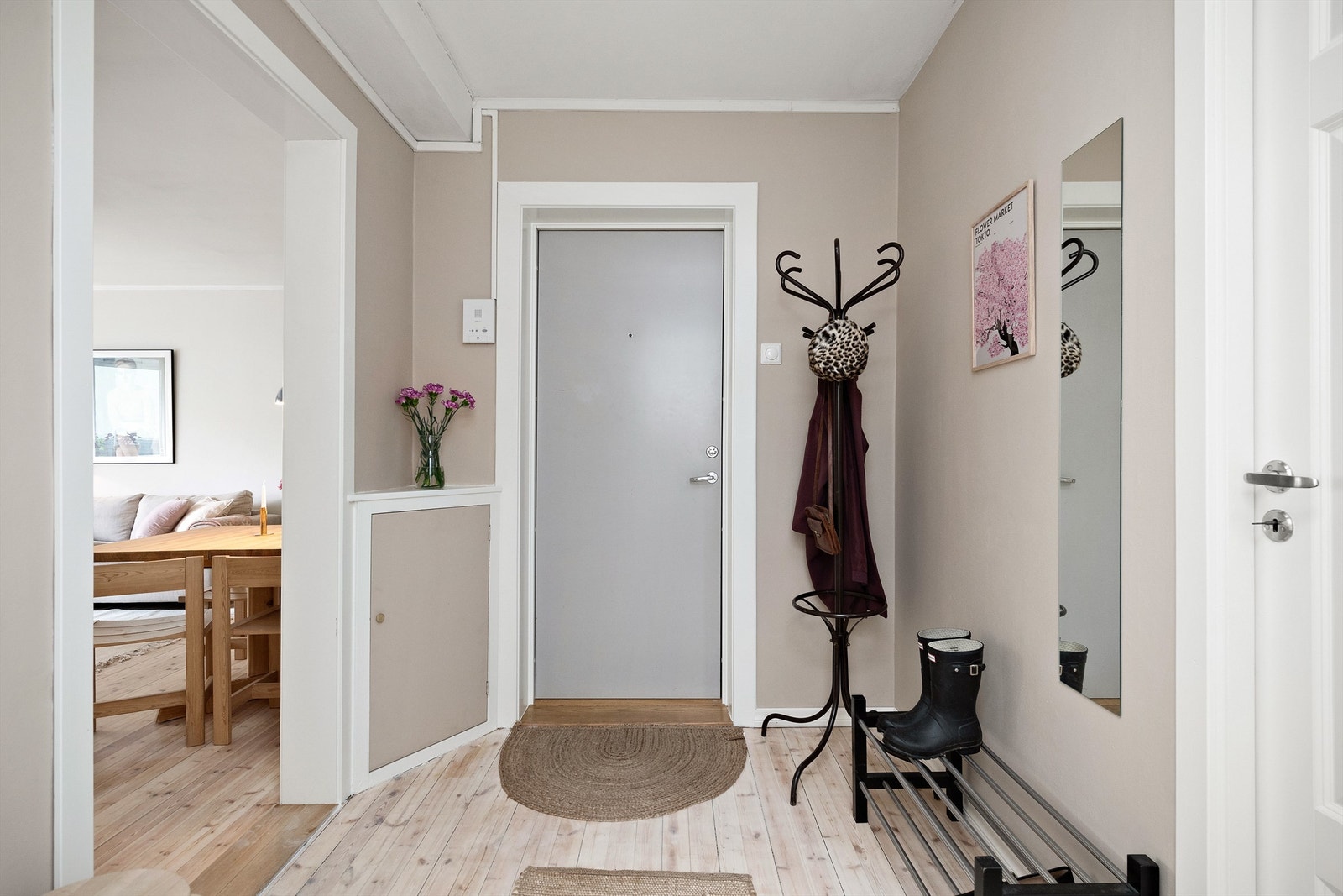 Gang/entré. Lite plassbygget skap i entré. Galleribilde