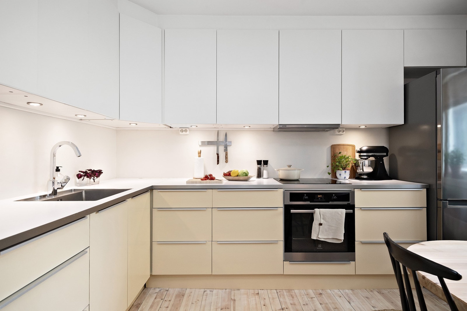 Kjøkkeninnredning fra 2013 med underskap og takhøye overskap Galleribilde