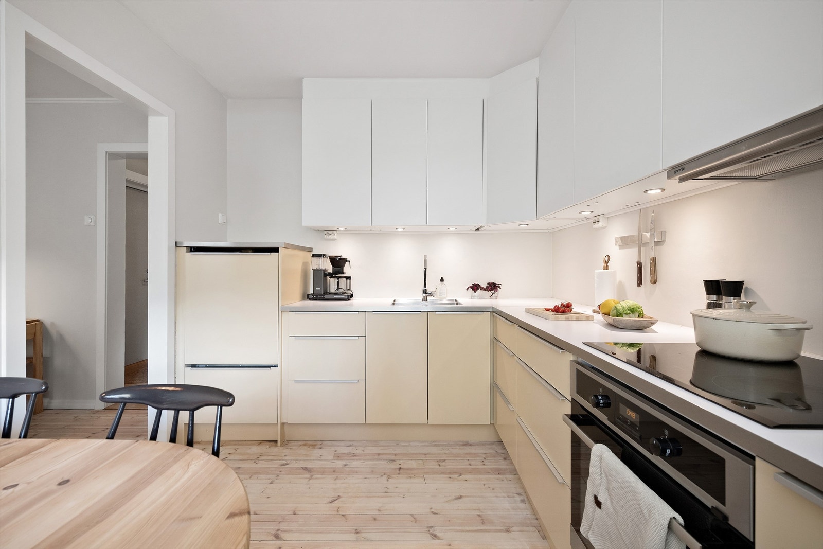 Romslig innredning med både integrerte og frittstående hvitevarer Galleribilde