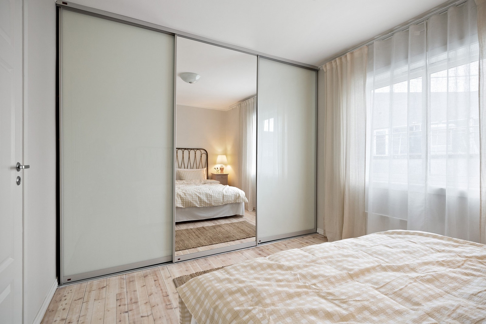 Skyvedørsgarderobe med speil/frostet glass i soverom Galleribilde