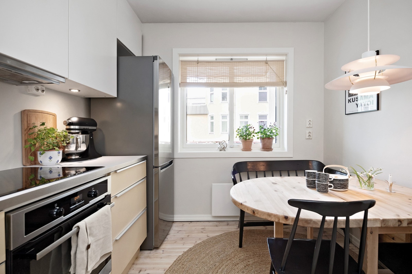 Det er rom for spisebord på kjøkkenet Galleribilde