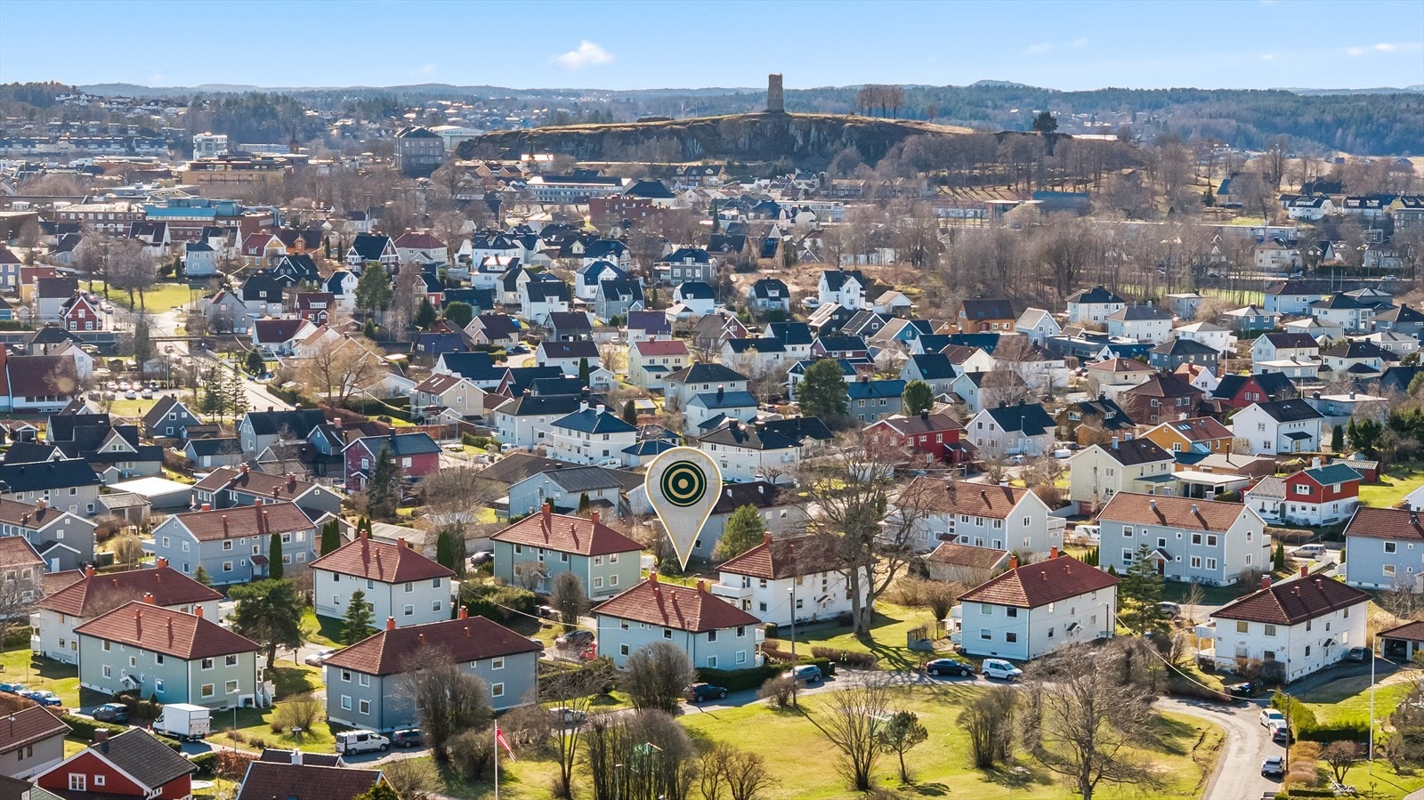 Boligområde er rolig og tilbaketrukket samtidig som du har alt av byens fasiliteter og tilbud innen kort avstand. Galleribilde