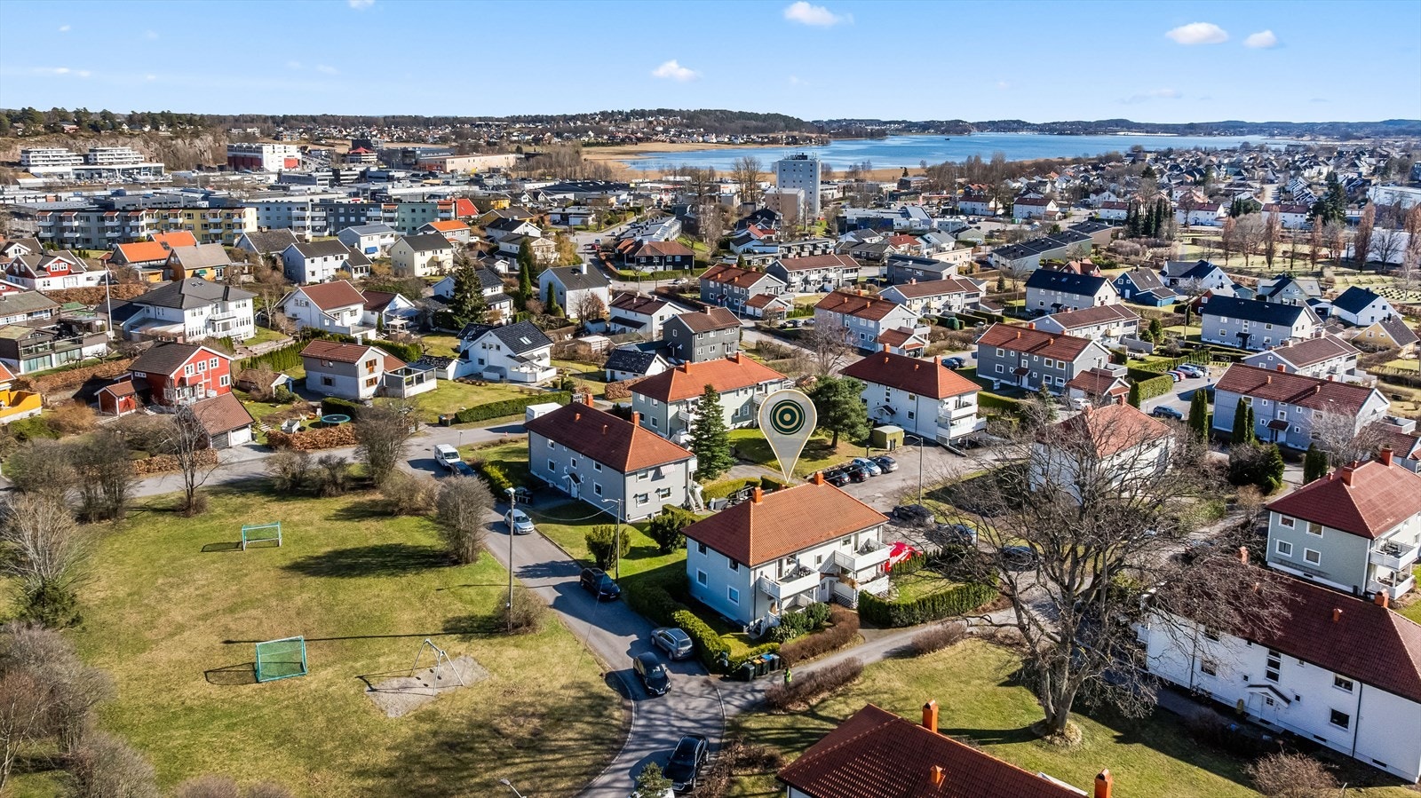 Her bor du med fordelaktig gangavstand til Tønsberg sentrum med et bredt service- og butikkutvalg, god offentlig kommunikasjon med jernbanestasjon og bussterminal samt gangavstand til sykehuset i Vestfold. Galleribilde