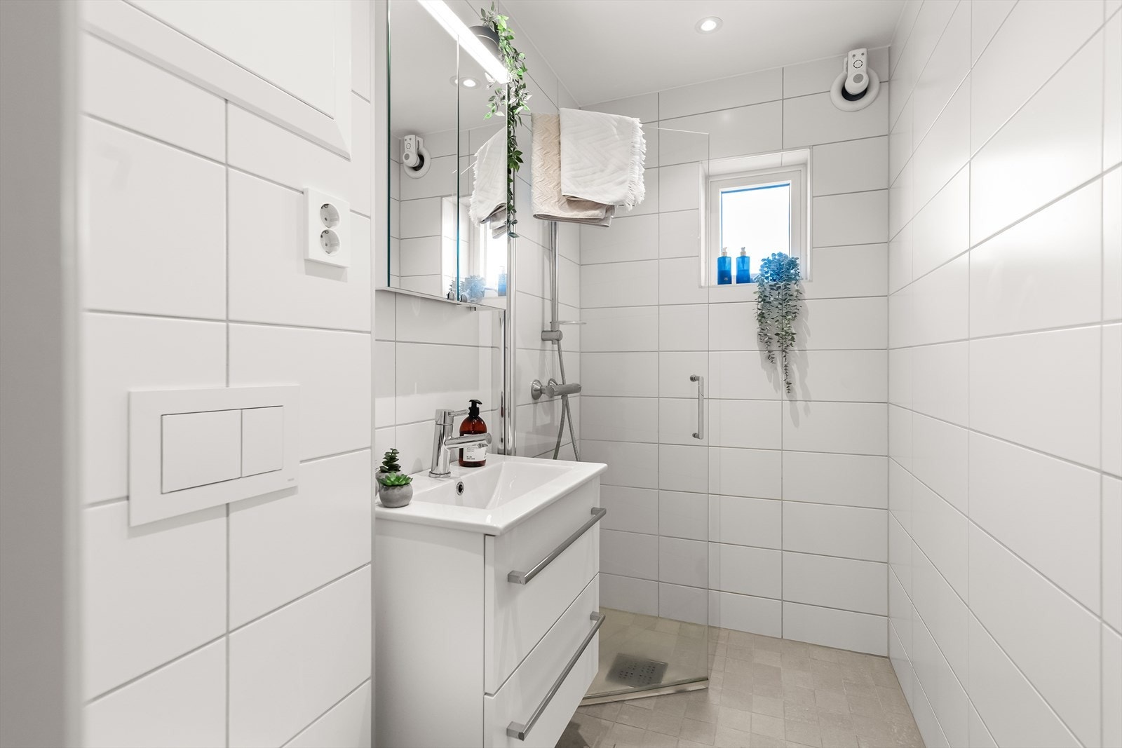 Badet er pent oppusset i 2022. Det er overflater av fliser på både vegger og gulv samt varmekabler. Galleribilde