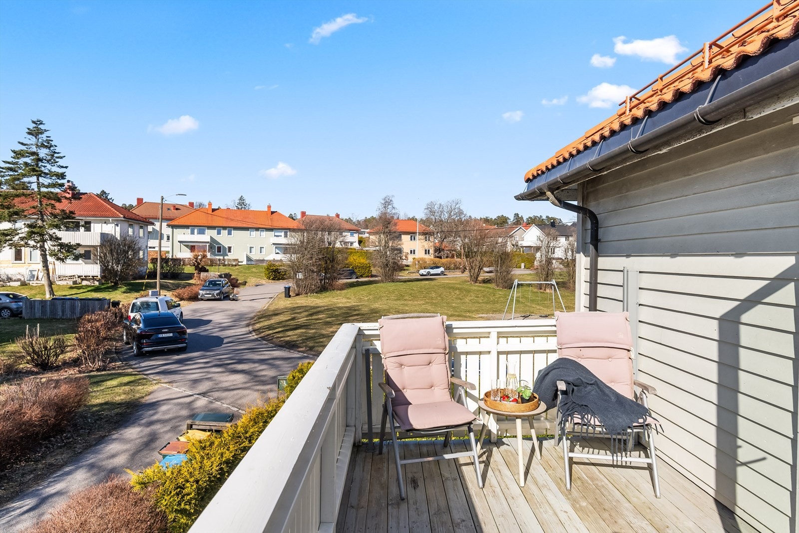 Balkongen er vendt mot sydvedt og har flotte solforhold. Det er dekke og rekkverk av tre. Galleribilde