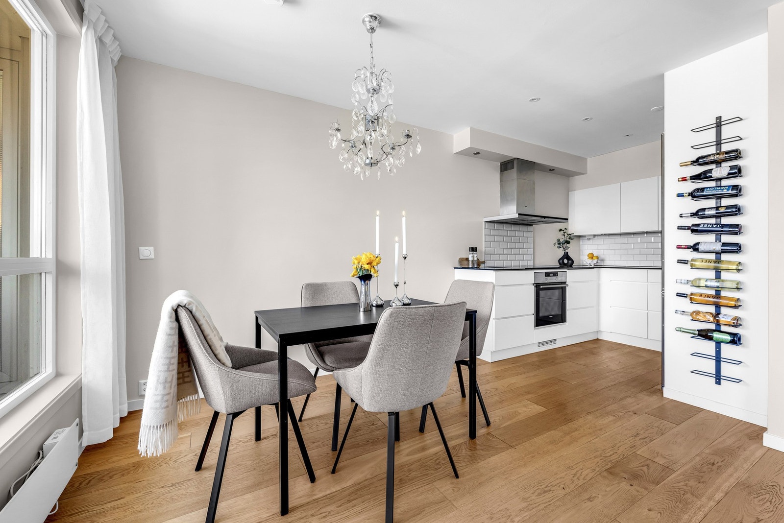 Store vinduer gir godt lys til måltidene. Praktisk plassert i tilknytning til kjøkkenet. Galleribilde