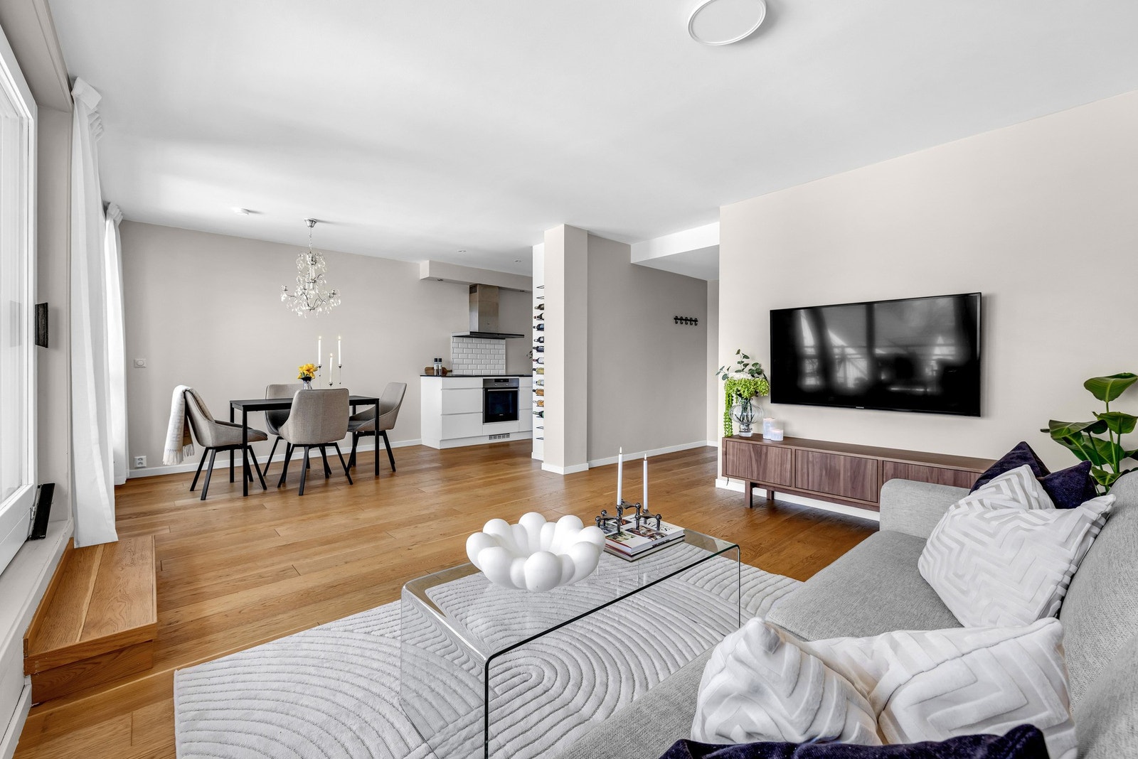 Stilren stue med god plass til både avslapping og sosialt samvær. Galleribilde