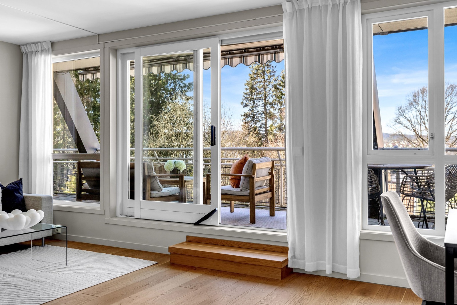 To enkle trappetrinn fører deg direkte ut på den romslige balkongen. Galleribilde