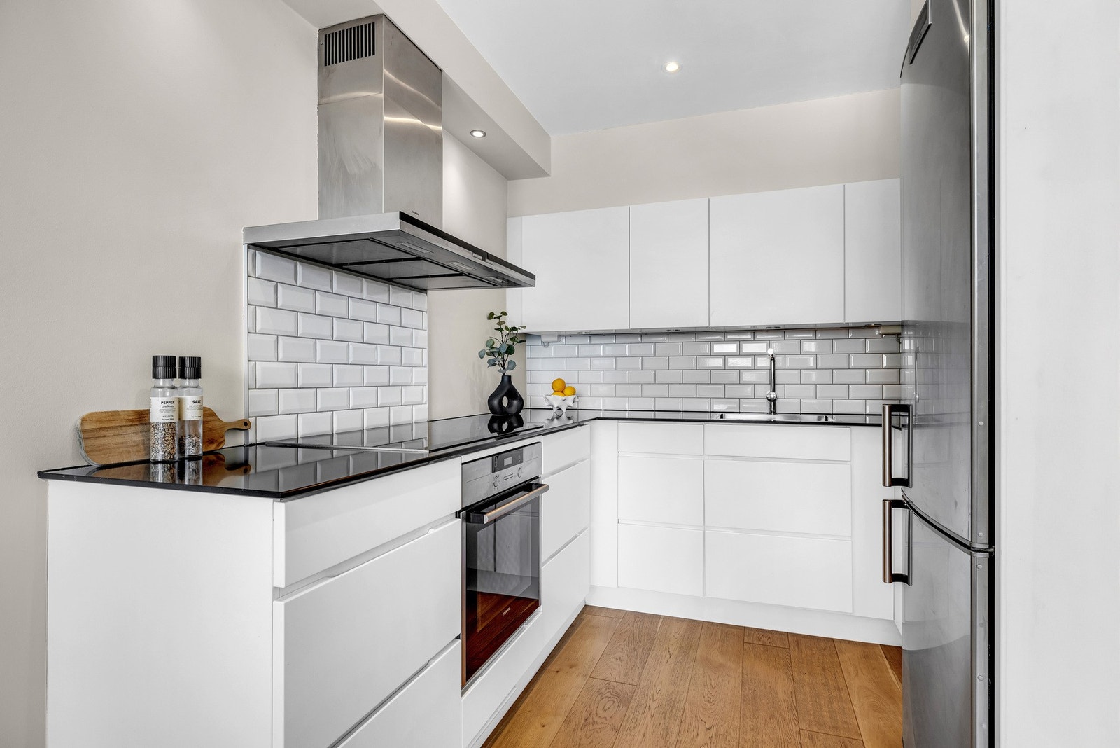 Stilrent kjøkken med moderne detaljer og høy funksjonalitet. Galleribilde