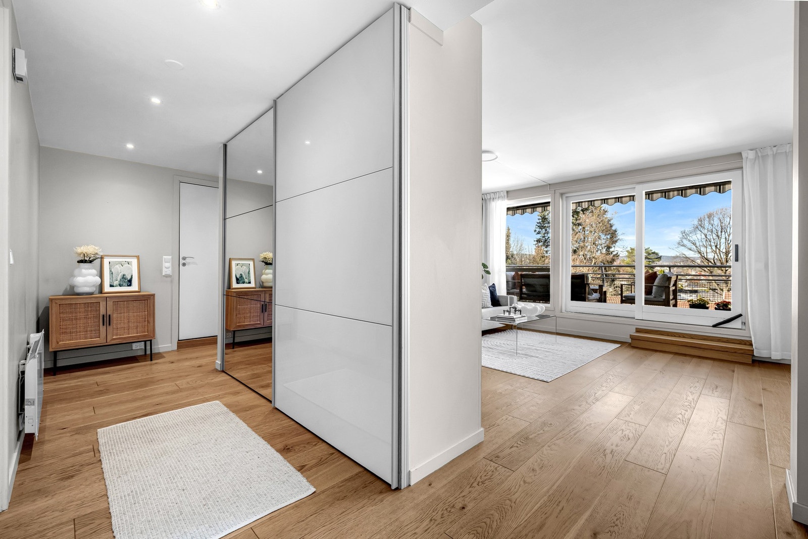 Lys og åpen entré med skyvedørsgarderobe. Speildører gir ekstra romfølelse. Galleribilde