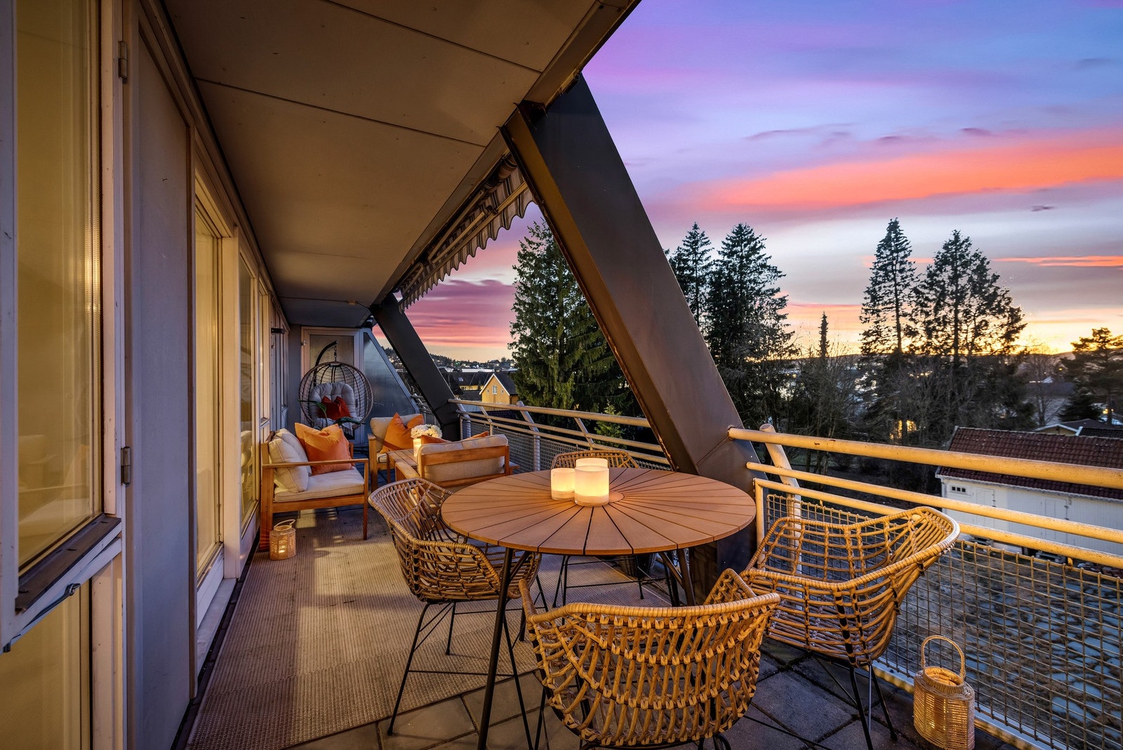 Plass til både lounge og spisegruppe gjør dette til en komplett uteplass. Galleribilde