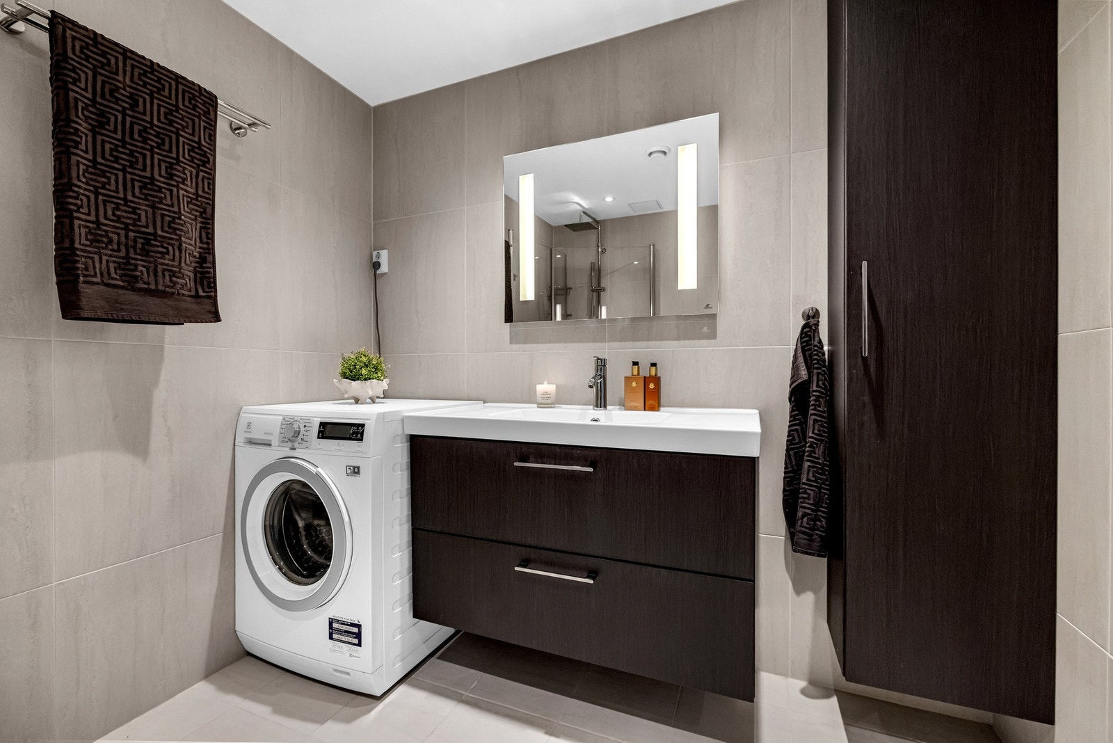 Opplegg for vaskemaskin og skapplass gir praktisk hverdag. Galleribilde