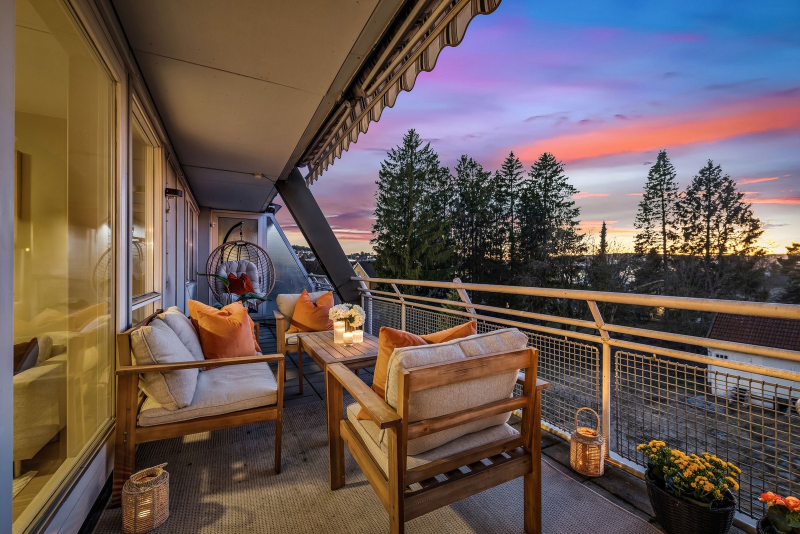 Nyt utsikten fra den lune balkongen på 22 m². Galleribilde