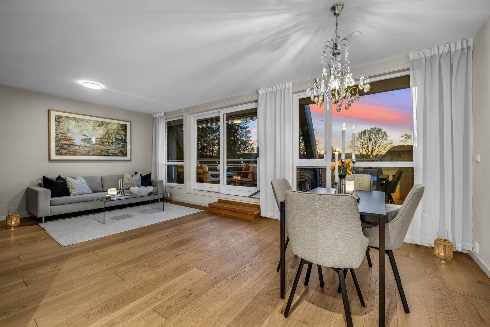 Romslig planløsning med god flyt mellom spiseplass og stue. Galleribilde