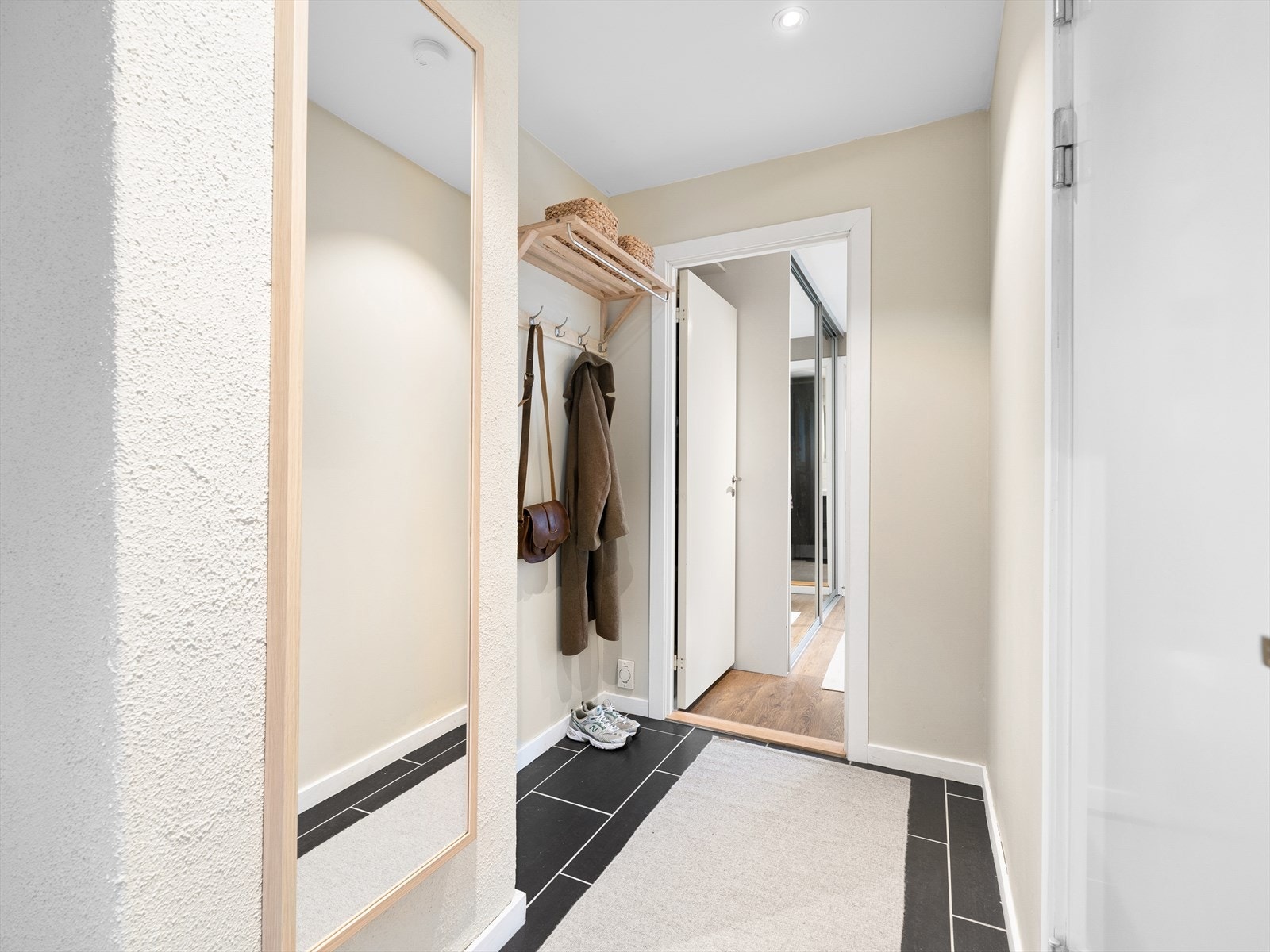 Flislagt gang med plass til sko og yttertøy Galleribilde