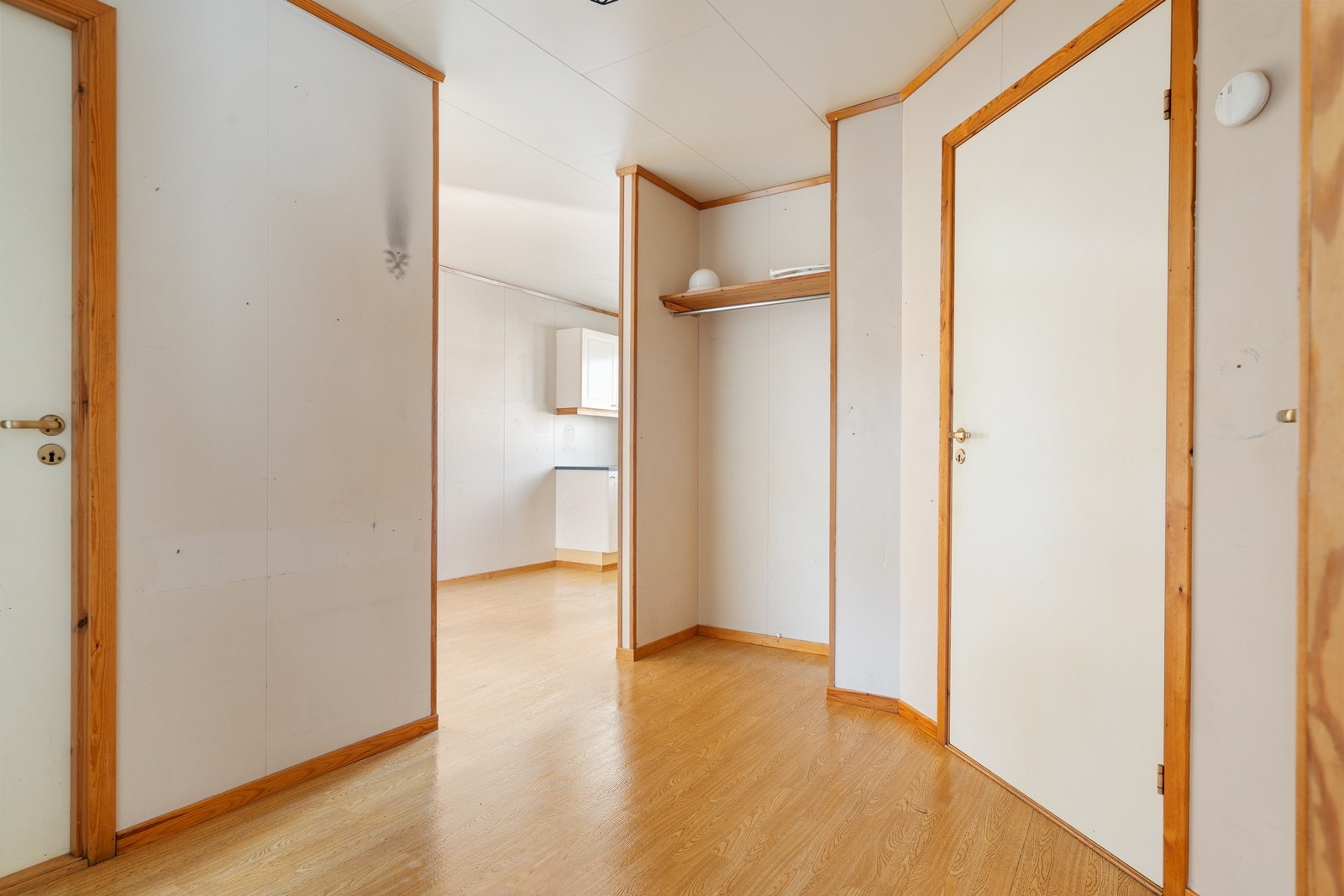 God garderobe i gangen Galleribilde