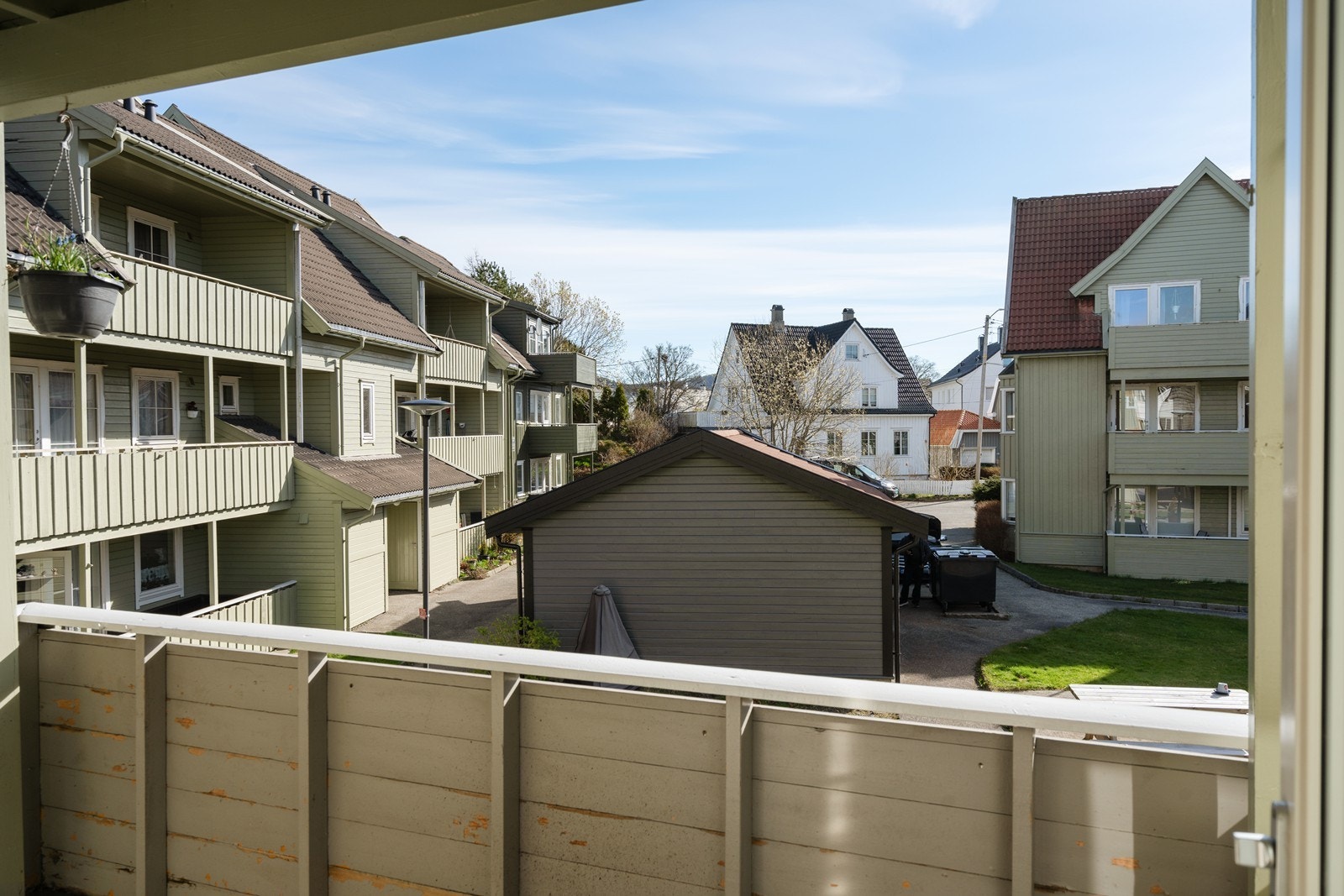 Terrassen vendt inn mot et hyggelig tun Galleribilde