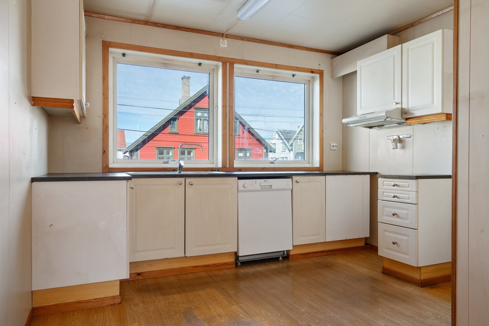 God skap og benkeplass på kjøkken. Et mulig soverom nummer 3? Galleribilde