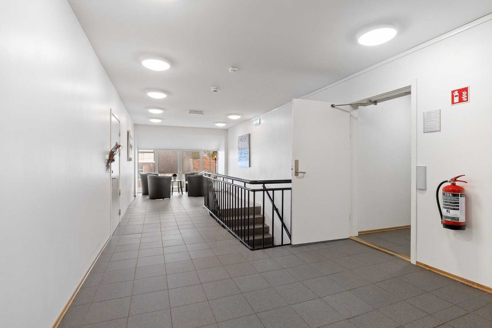 Heis- og trappeadkomst i bygningen Galleribilde